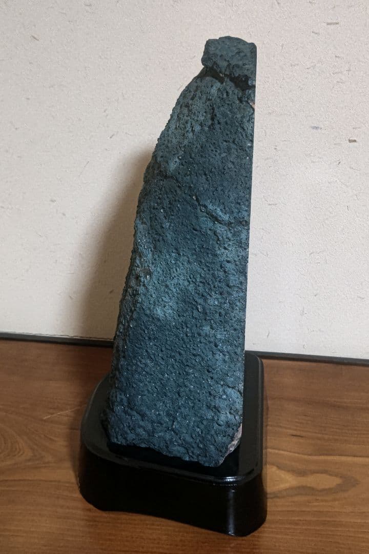 時を宿す紫ー静かに場を整えるアメジスト原石ー