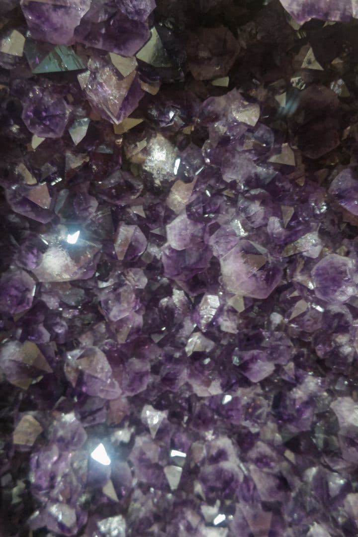 時を宿す紫ー静かに場を整えるアメジスト原石ー