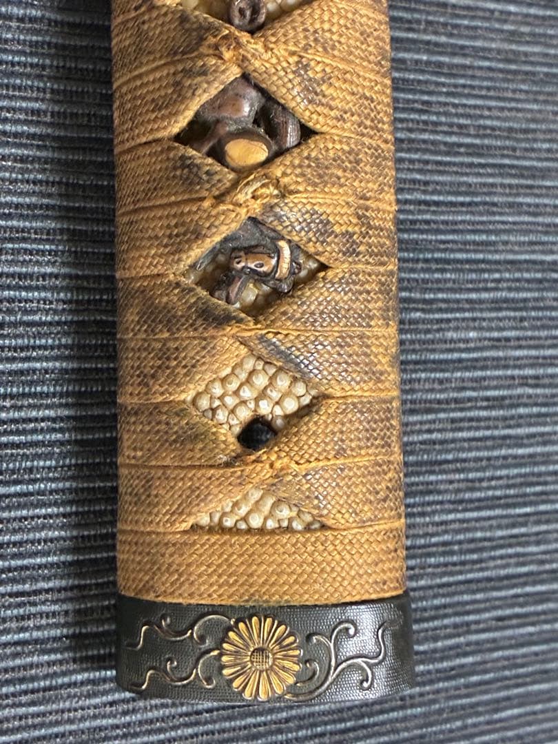 刀装具　柄前　古金工風赤銅魚子地菊紋図縁金具　虎の図目貫　鉄製透かし法螺貝の図