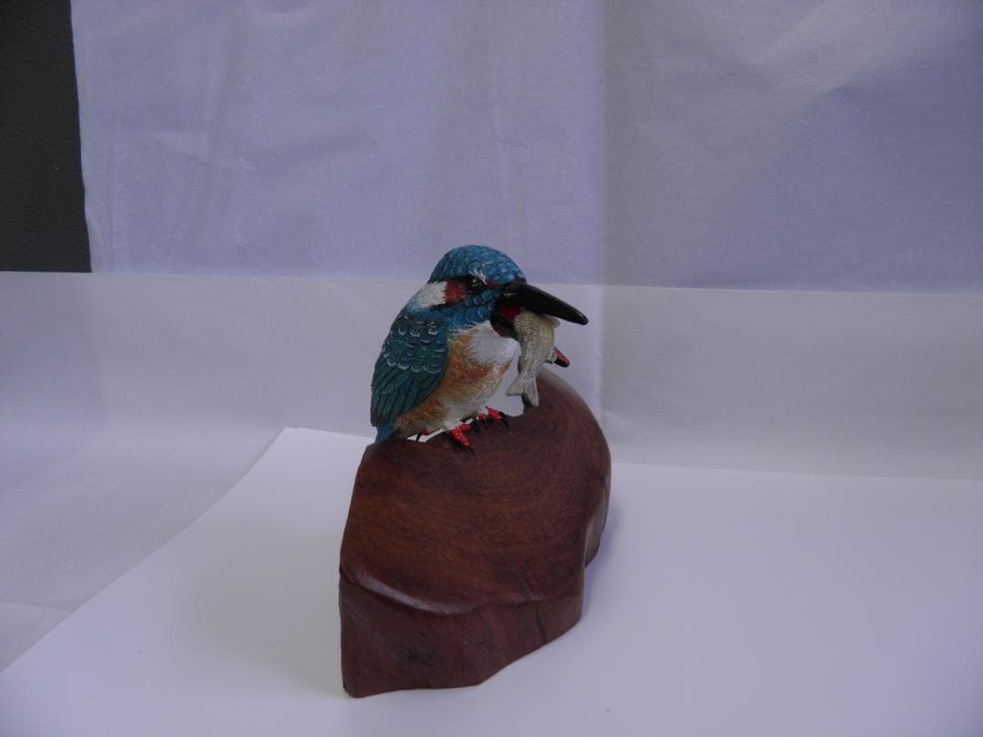 木彫りの鳥　カワセミ餌取り