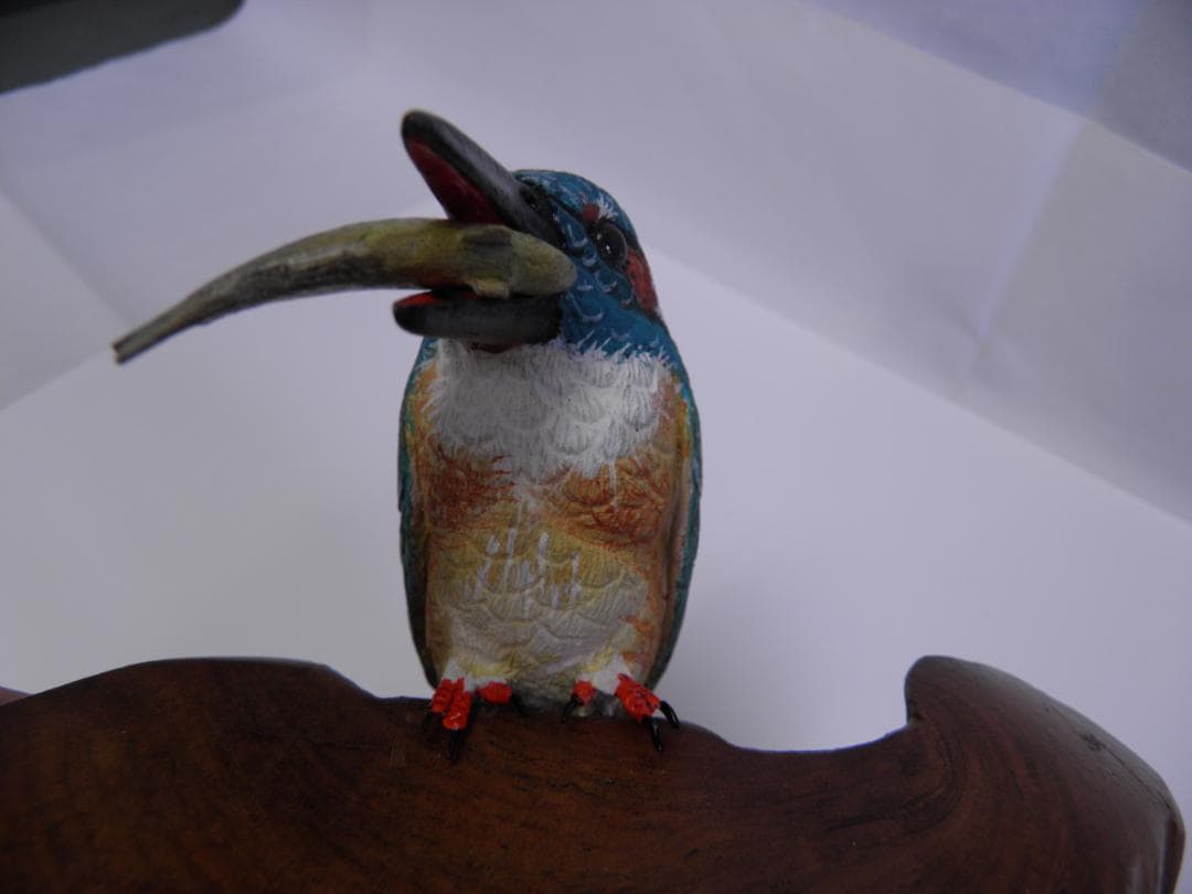 木彫りの鳥　カワセミ餌取り