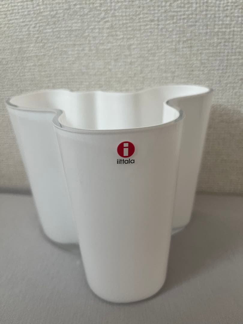  波型フラワーベース ホワイト　未使用　箱あり