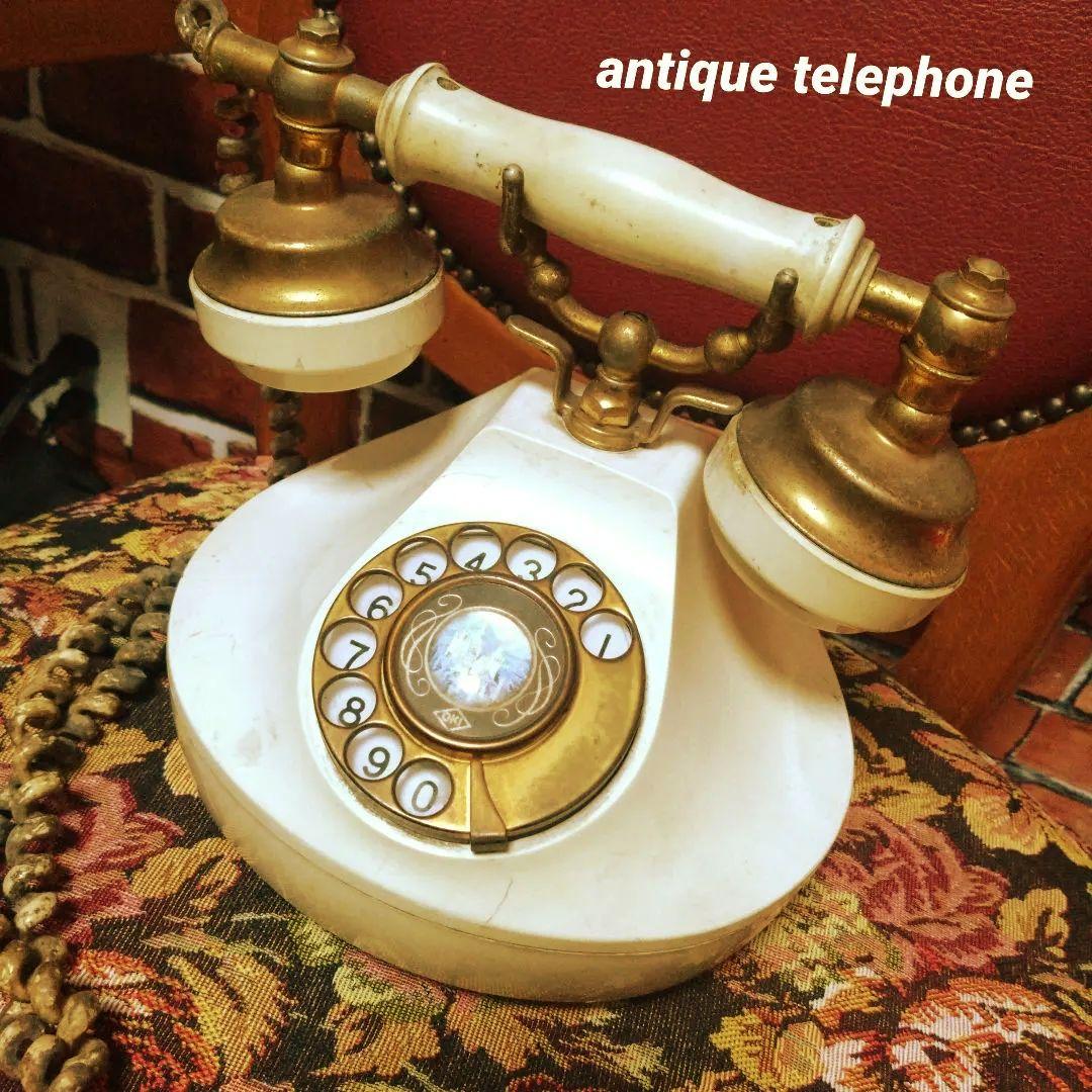 置物 antique telephone