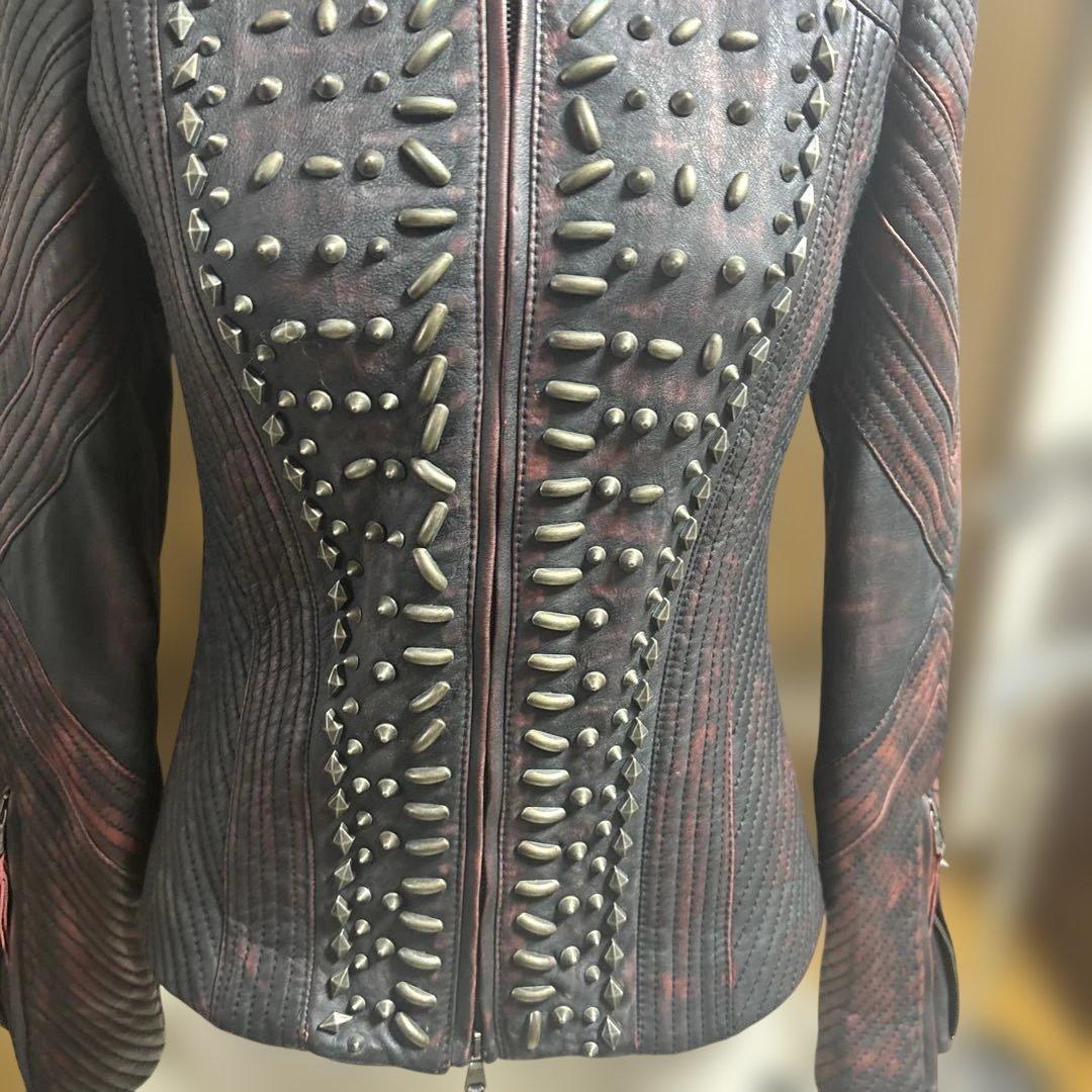 ジャストカバリ　スタッズ装飾タイトフィットレザージャケット