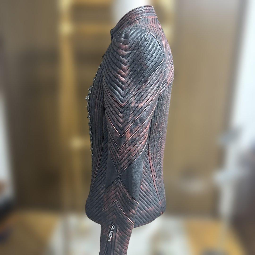 ジャストカバリ　スタッズ装飾タイトフィットレザージャケット