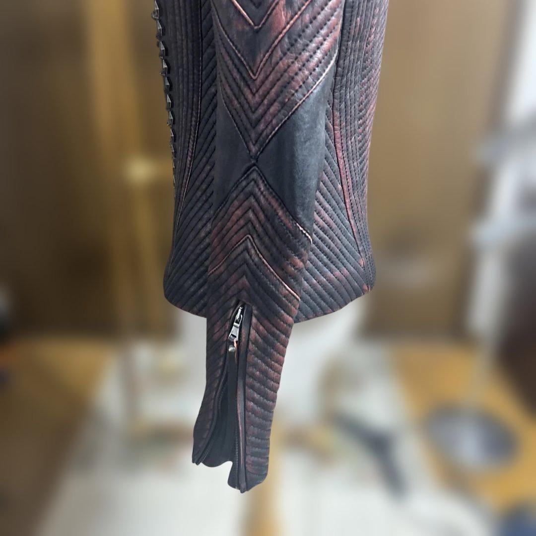 ジャストカバリ　スタッズ装飾タイトフィットレザージャケット