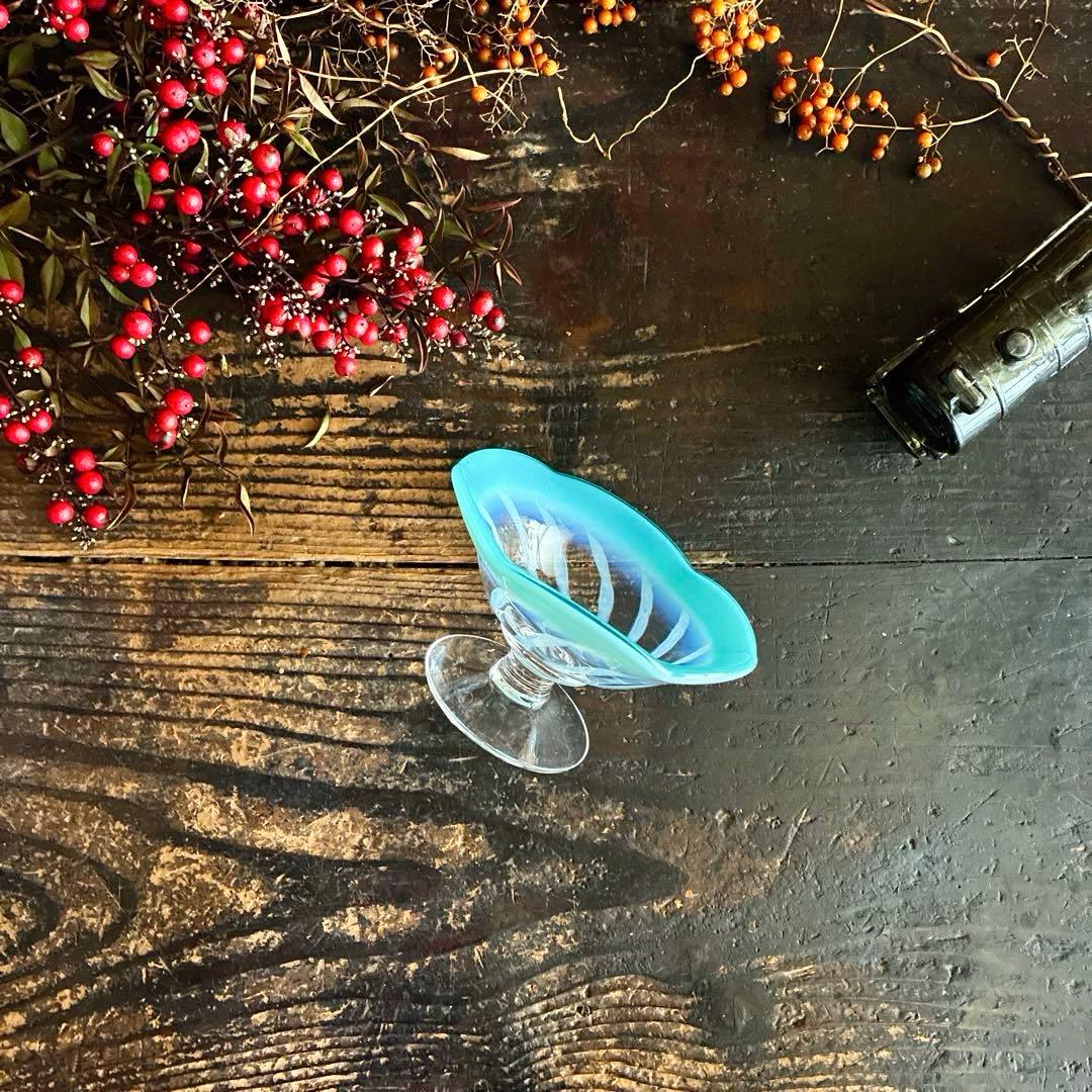 骨董　時代ガラス　希少　翡翠色乳白色暈し　流線紋　花型　朝顔コップ　氷コップ１客