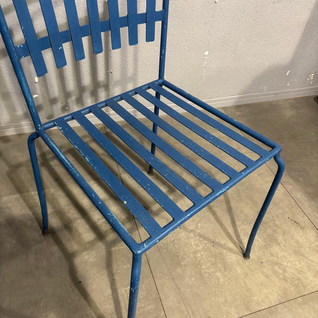 青い金属製ガーデンチェア　アンティーク