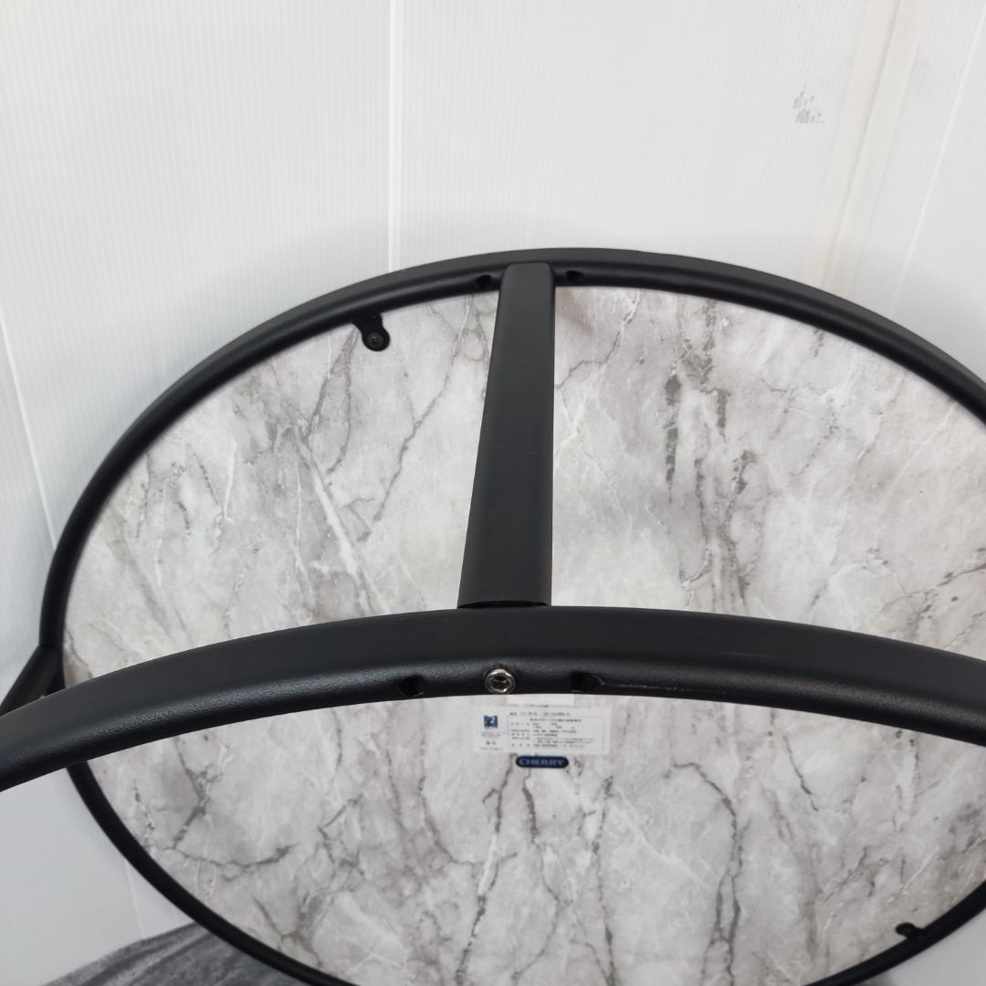 大理石×アイアンのモダンな雰囲気漂う円形のおしゃれなローテーブル