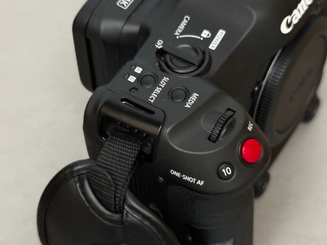 Canon EOS C70 シネマカメラ / Smallrig ケージ付き