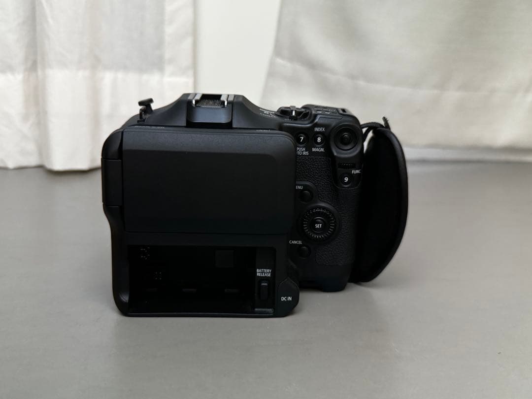Canon EOS C70 シネマカメラ / Smallrig ケージ付き