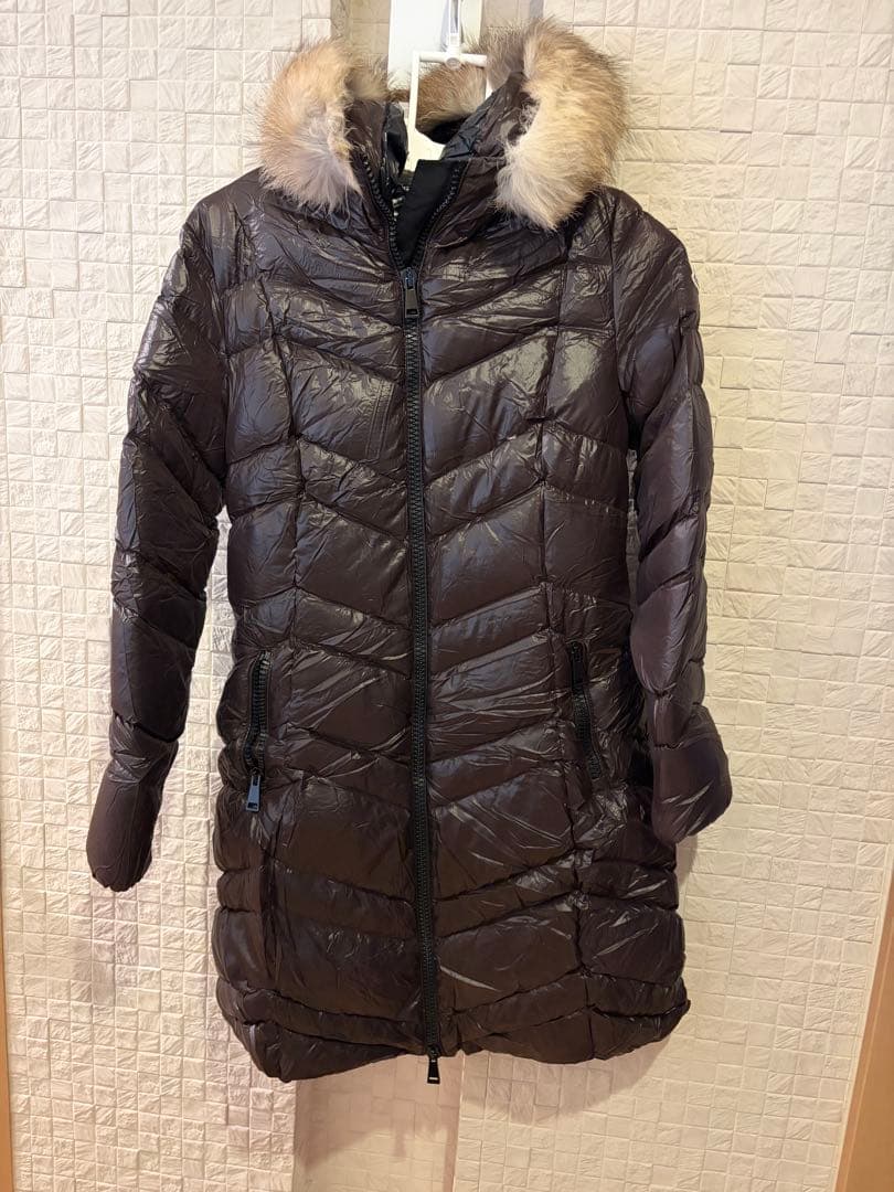 ファー付きダークブラウンロングダウンジャケット　モンクレール