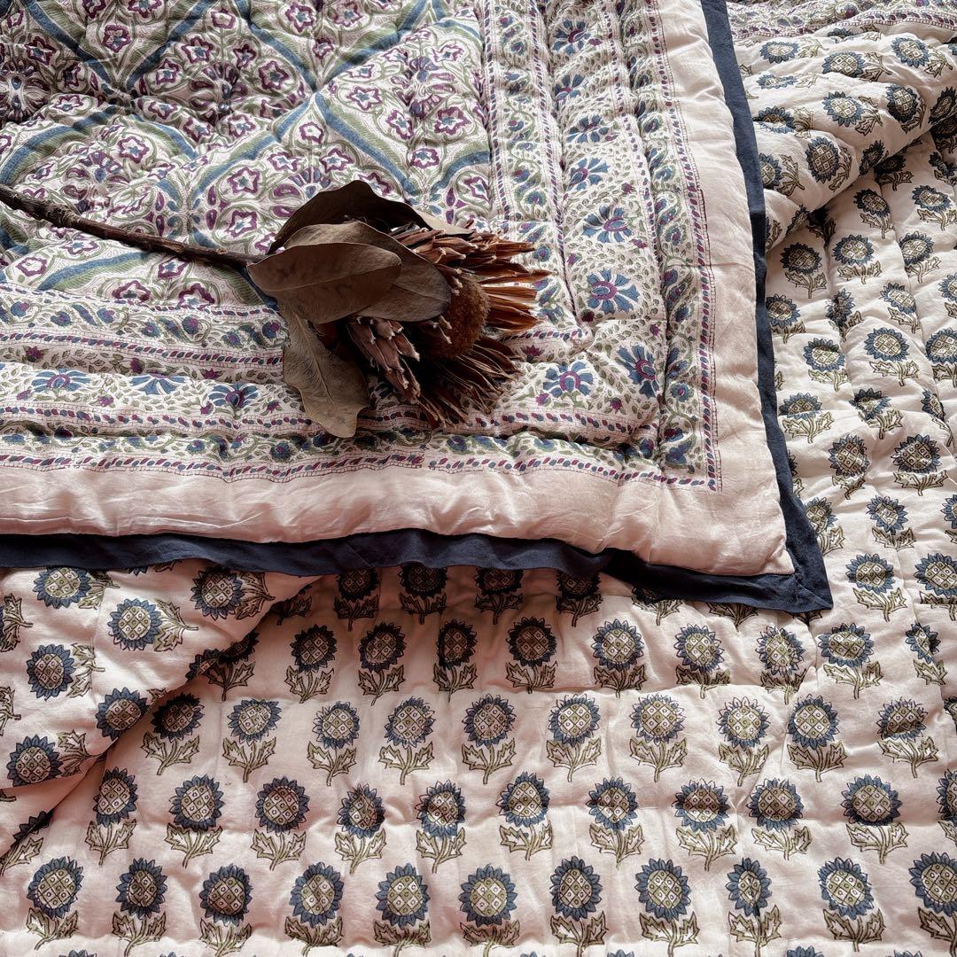 未使用※大判　インド ブロックプリント 中綿入りキルト 　アラベスク　マルチラグ