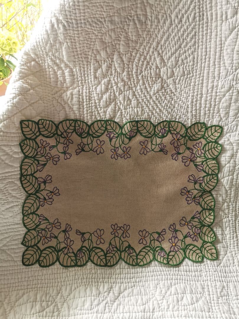 アンティーク/ヴィンテージ フランス 菫の葉と花のカットワーク刺繍 リネンクロス