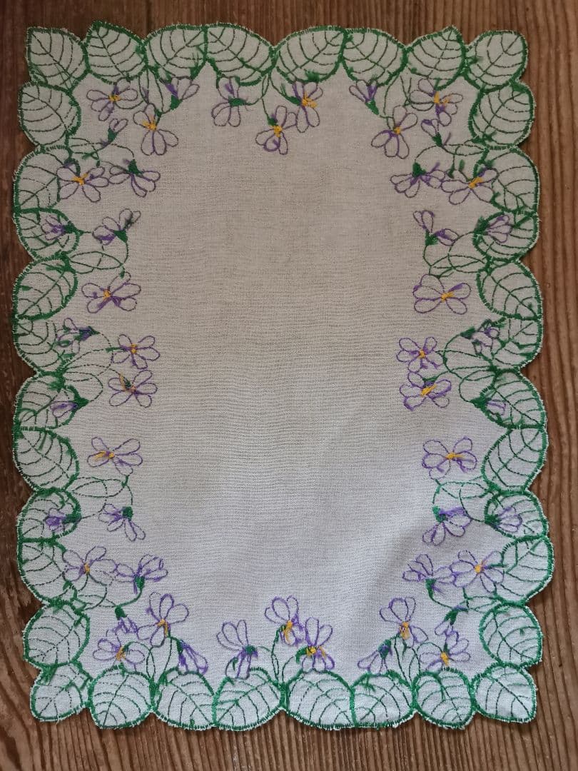 アンティーク/ヴィンテージ フランス 菫の葉と花のカットワーク刺繍 リネンクロス