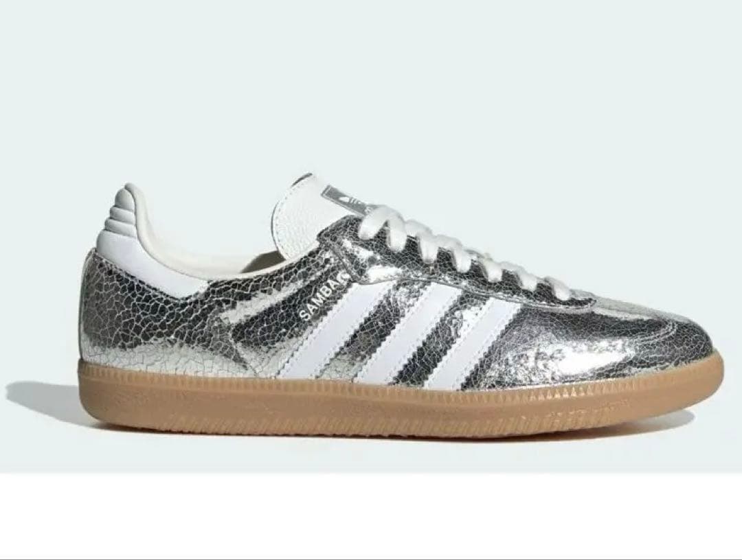 adidas アディダス　シルバー スニーカー