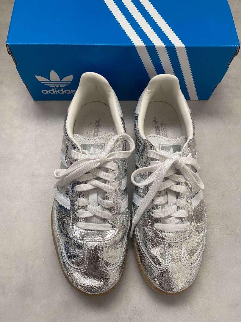 adidas アディダス　シルバー スニーカー