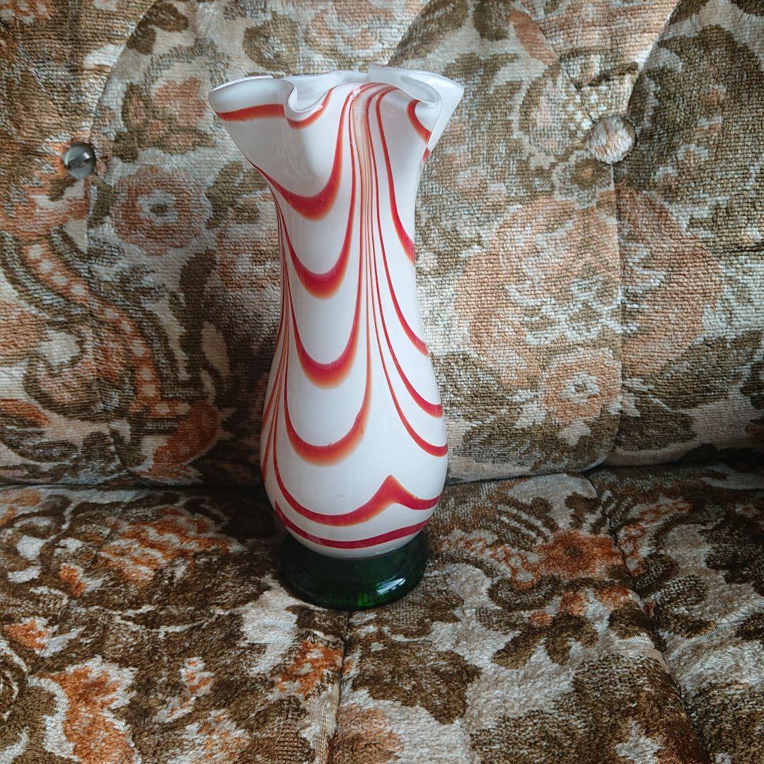 流線型ガラス花瓶 白と赤のマーブルカラーポップ