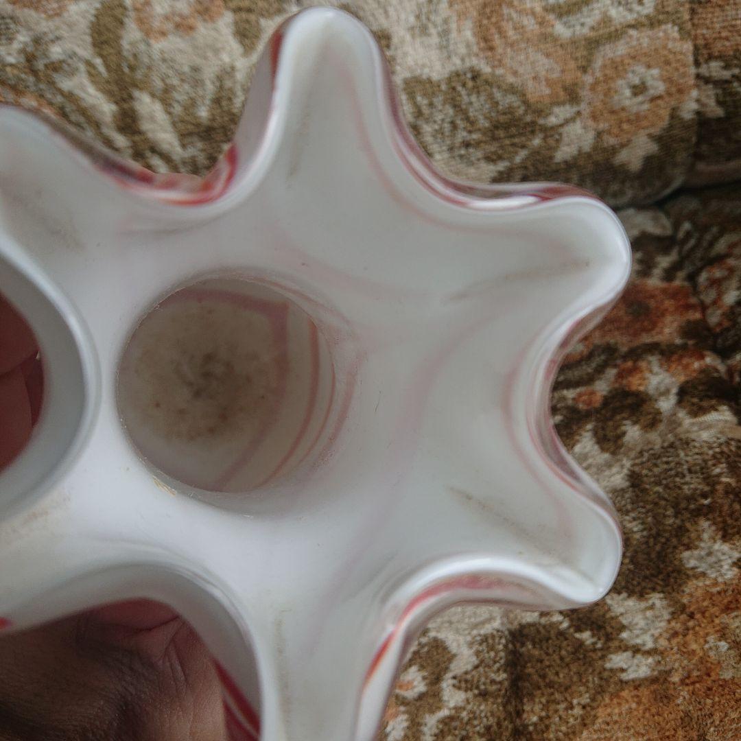 流線型ガラス花瓶 白と赤のマーブルカラーポップ
