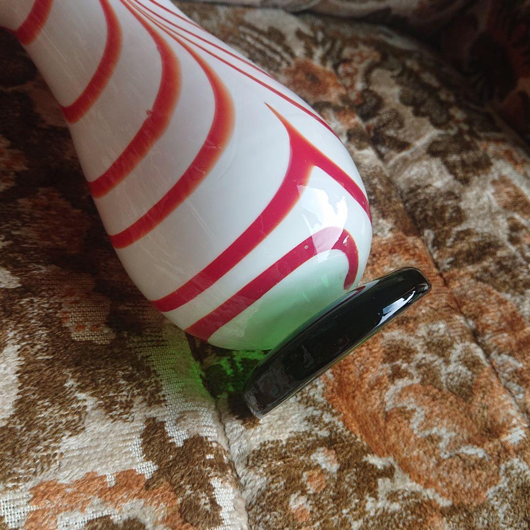 流線型ガラス花瓶 白と赤のマーブルカラーポップ