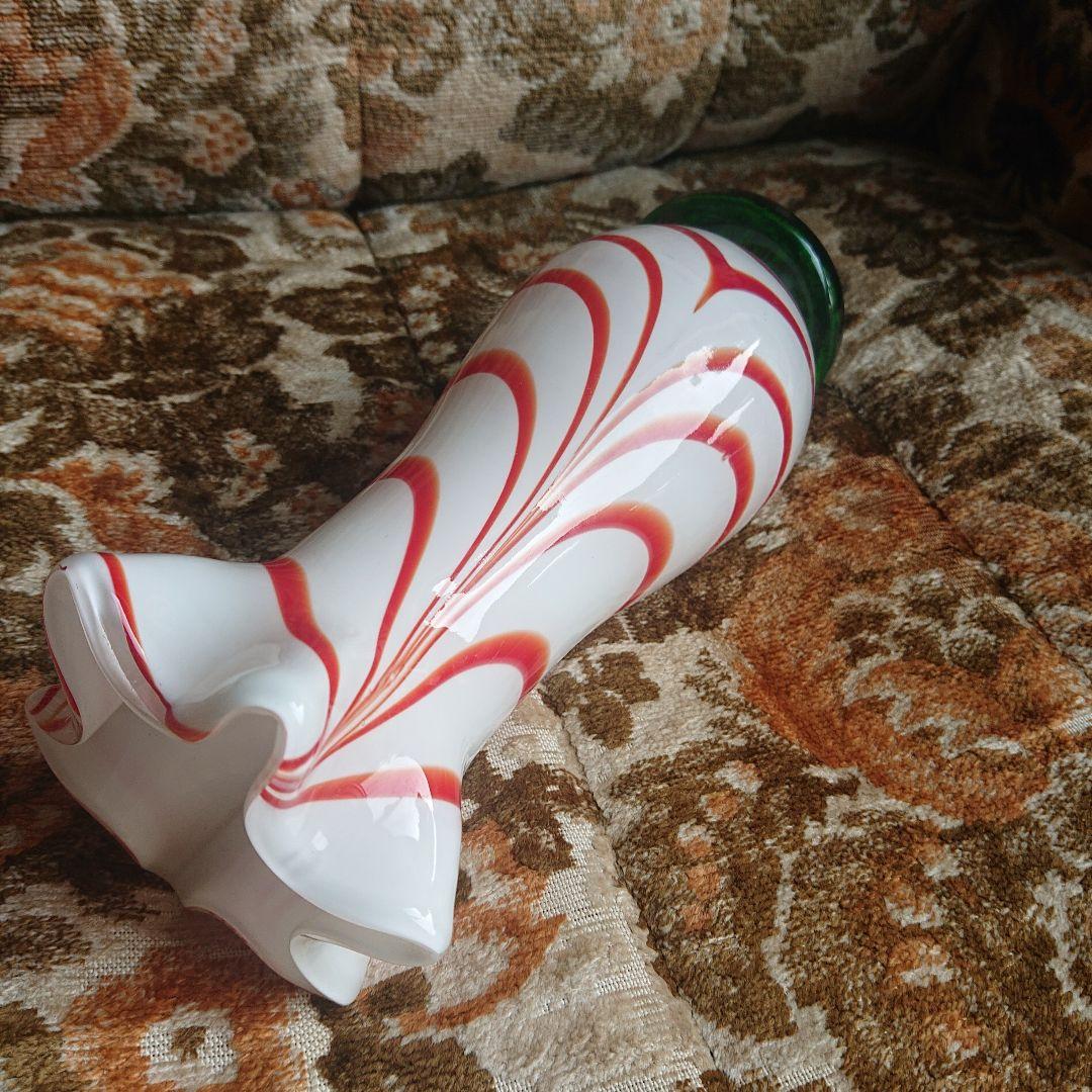 流線型ガラス花瓶 白と赤のマーブルカラーポップ