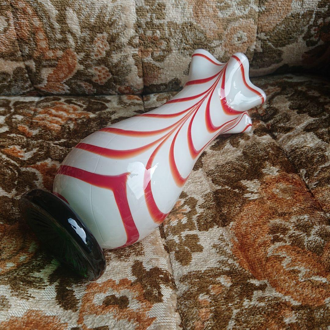 流線型ガラス花瓶 白と赤のマーブルカラーポップ