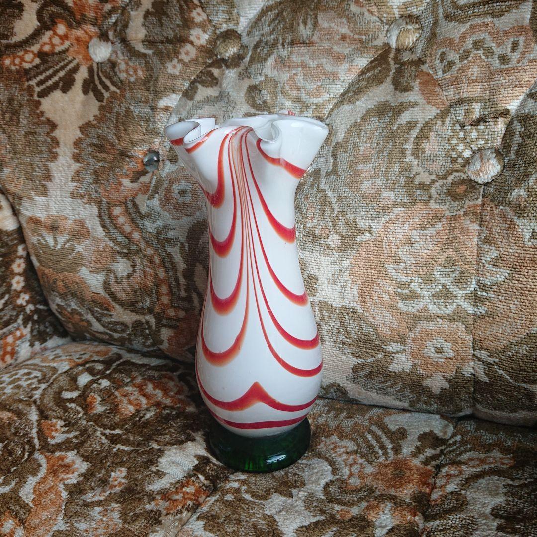 流線型ガラス花瓶 白と赤のマーブルカラーポップ