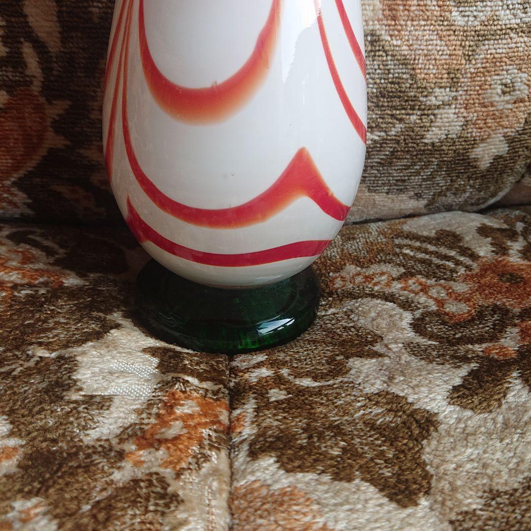 流線型ガラス花瓶 白と赤のマーブルカラーポップ
