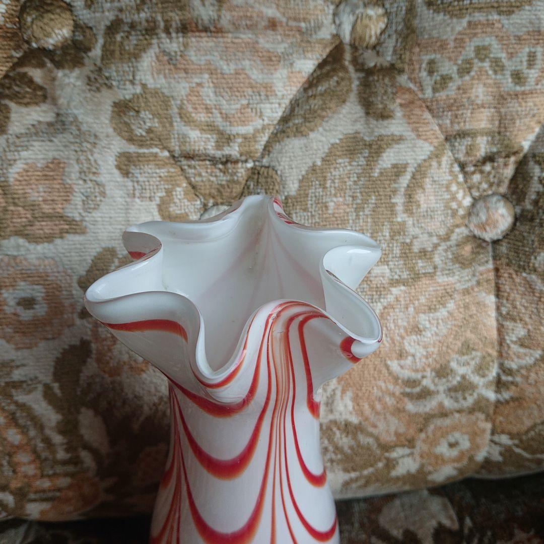 流線型ガラス花瓶 白と赤のマーブルカラーポップ