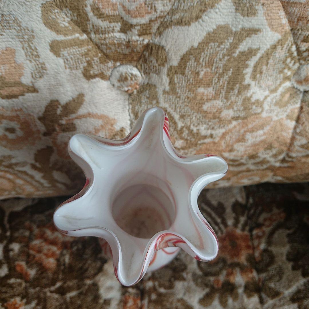 流線型ガラス花瓶 白と赤のマーブルカラーポップ