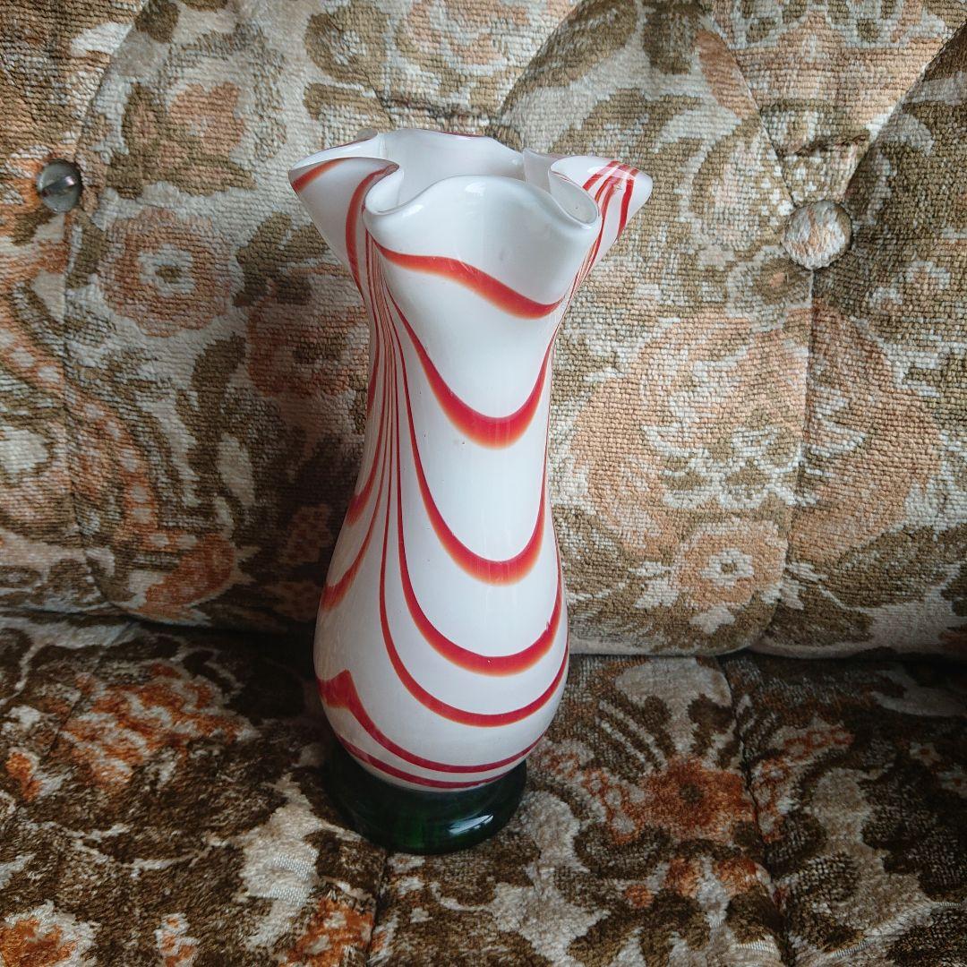 流線型ガラス花瓶 白と赤のマーブルカラーポップ