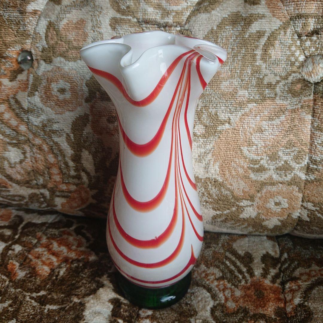 流線型ガラス花瓶 白と赤のマーブルカラーポップ