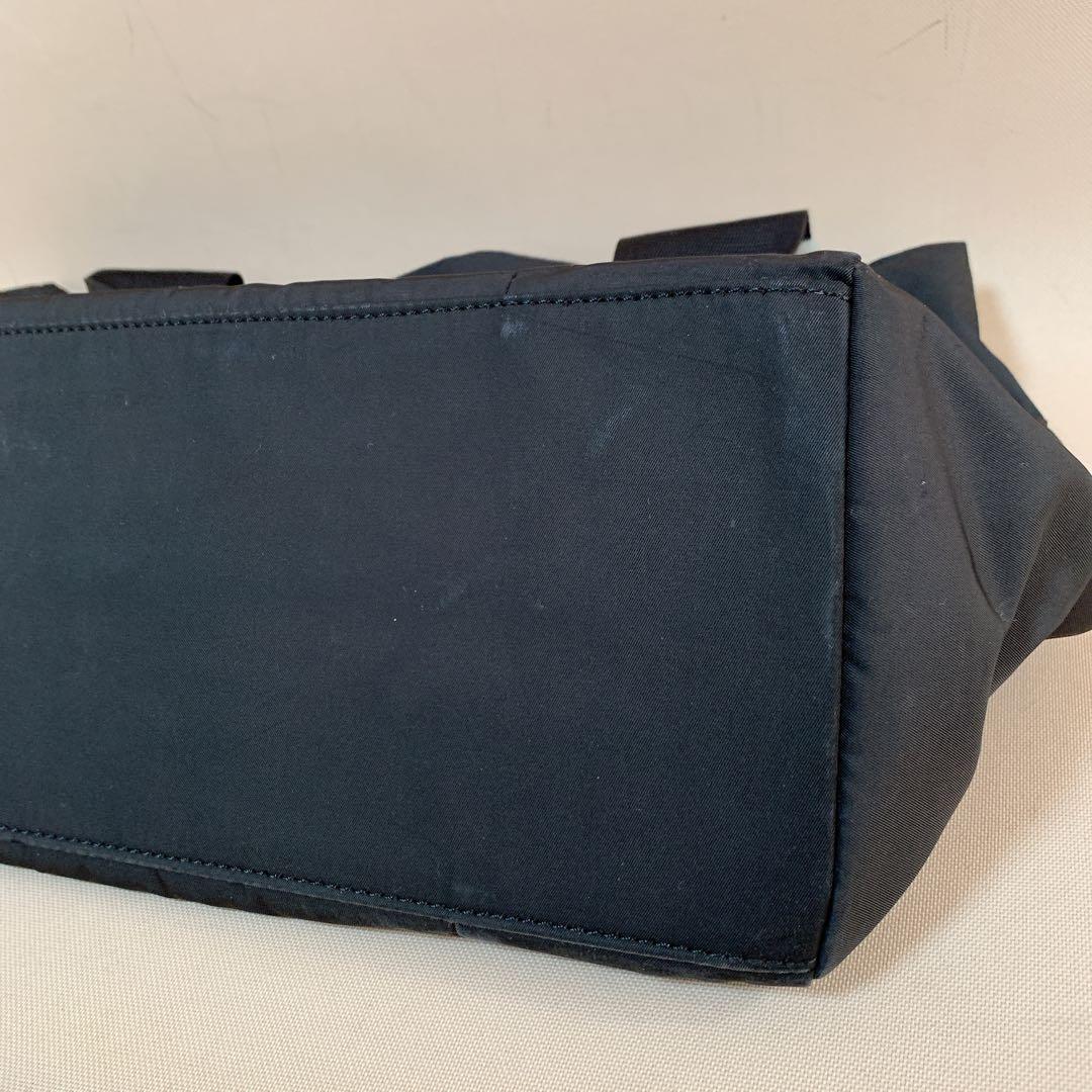 イアパピヨネ ショルダー付き 樹脂パーツトートバッグ ダルメシアン柄 M 黒