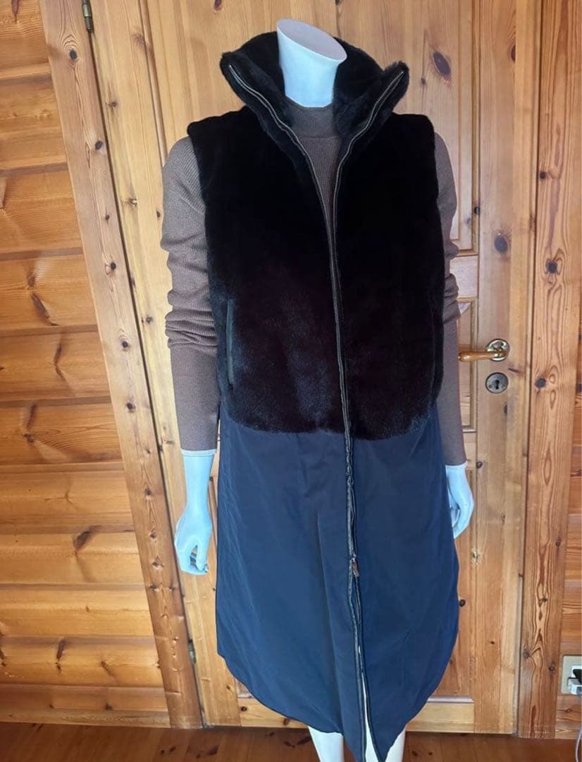 新品未使用品　pinore ダウンジレ　38サイズ