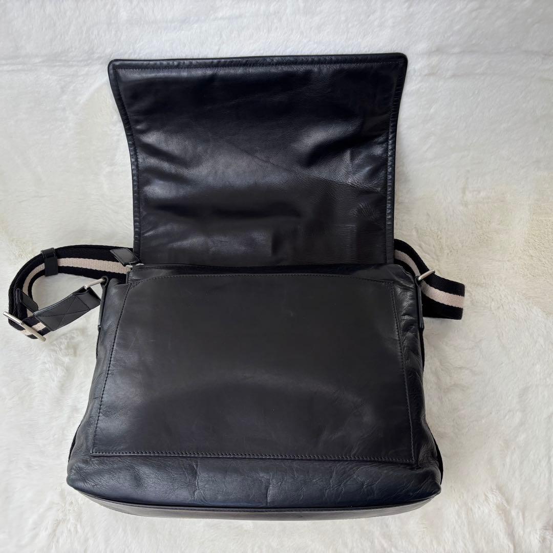 ✨美品✨BALLY　バリー　メッセンジャーバッグ　ショルダー　レザー　ライン　黒
