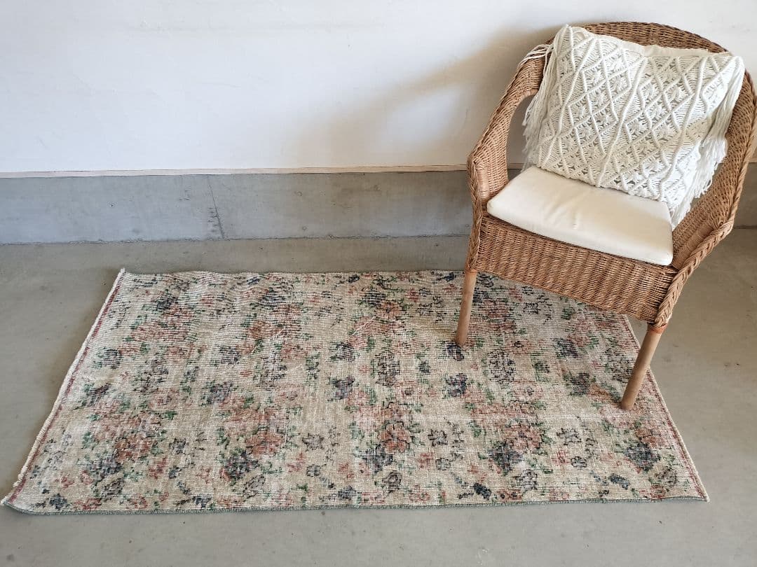 くすみピンクやブルーの小花　ボタニカルなヴィンテージトルコラグ　No.758