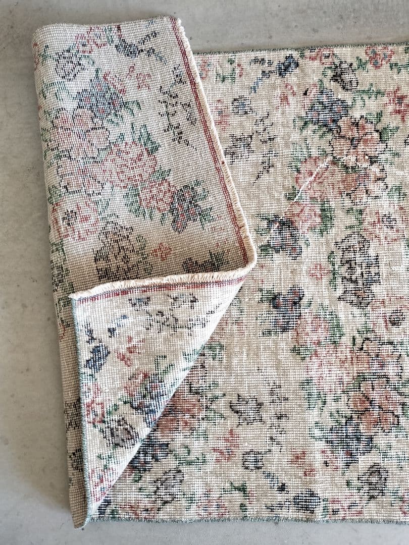 くすみピンクやブルーの小花　ボタニカルなヴィンテージトルコラグ　No.758