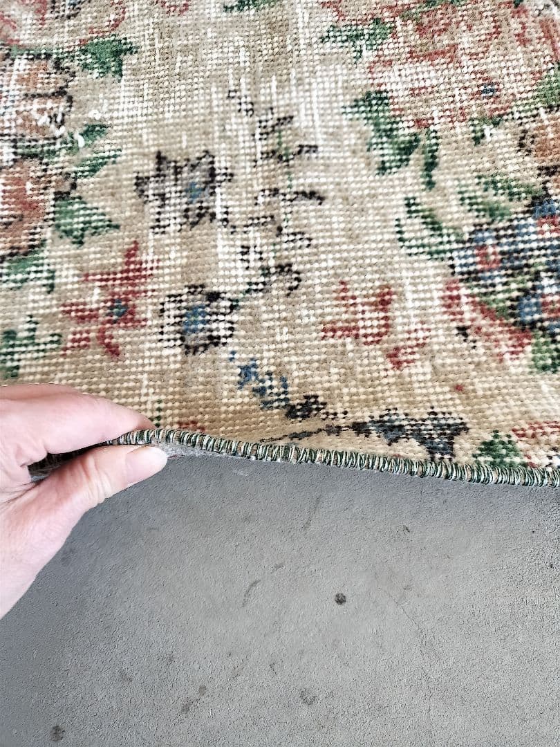 くすみピンクやブルーの小花　ボタニカルなヴィンテージトルコラグ　No.758