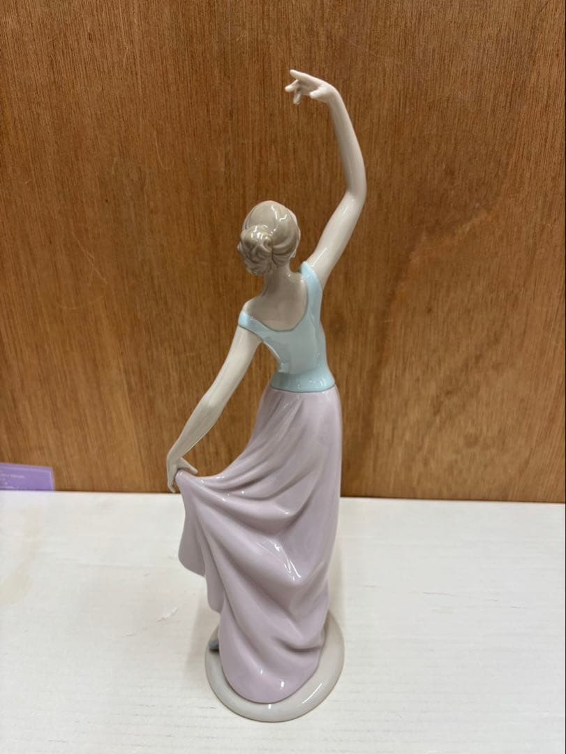 リヤドロ ( ナオ ) 踊る少女 フィギュア