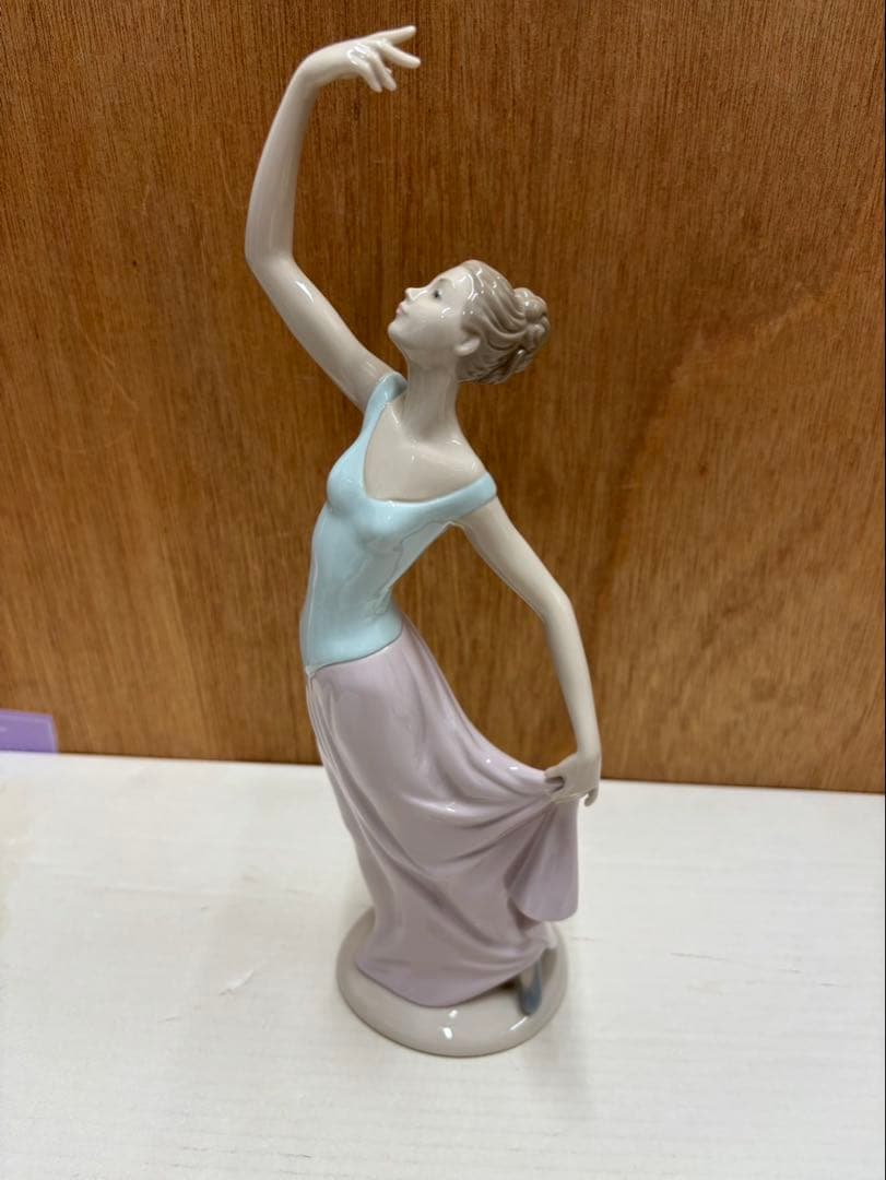 リヤドロ ( ナオ ) 踊る少女 フィギュア