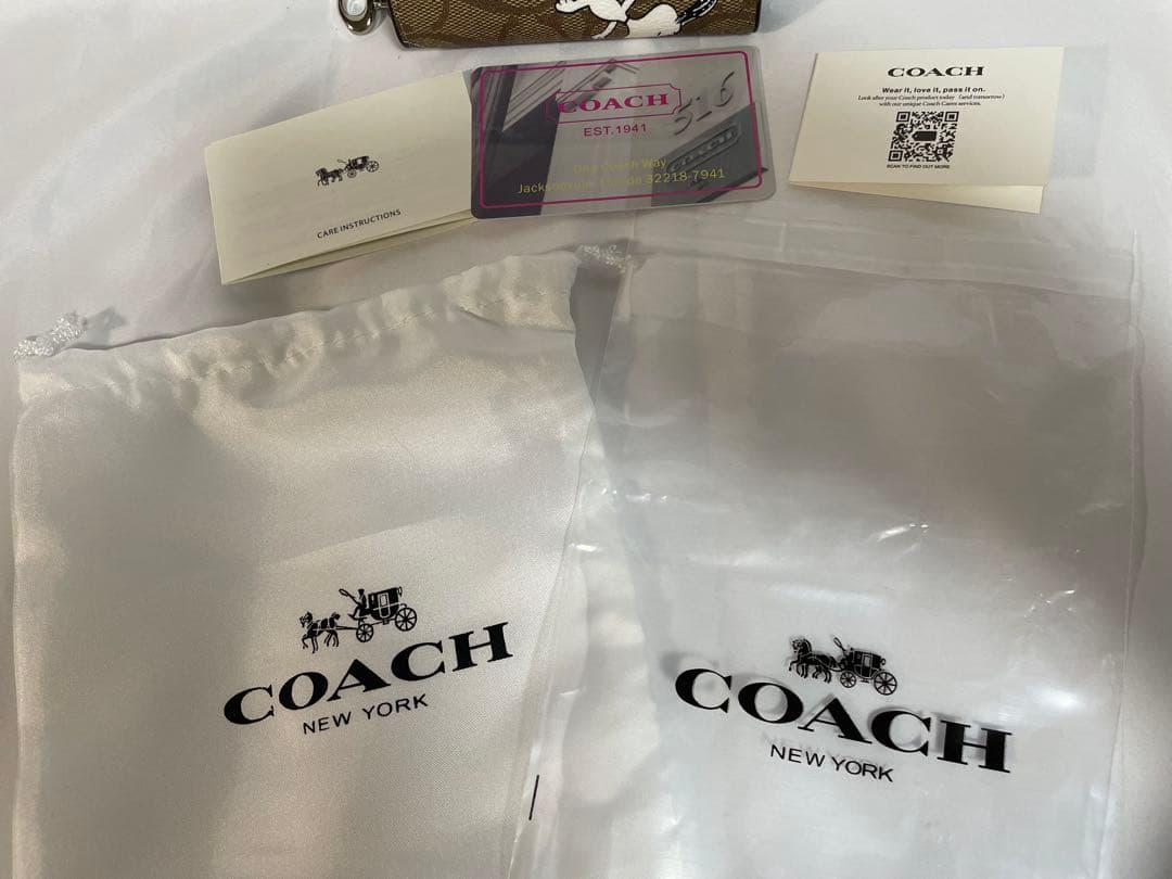 ☆新品未使用品☆ COACH　二つ折り財布　Cチャーム　 スヌーピー