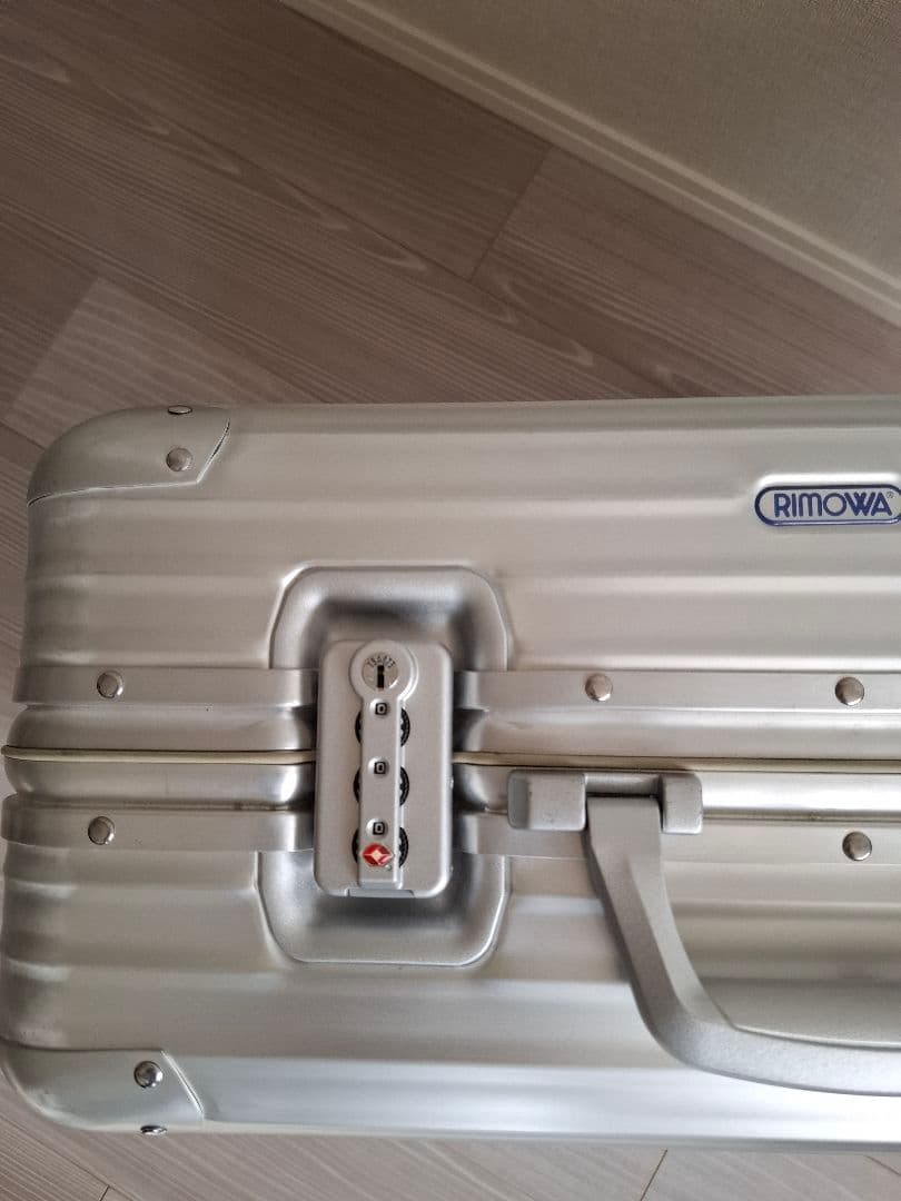 リモワ「トパーズ」48L 4輪シルバー