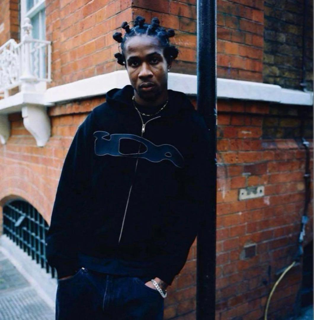 ロゴ刺繍パーカー 黒 ネイビー