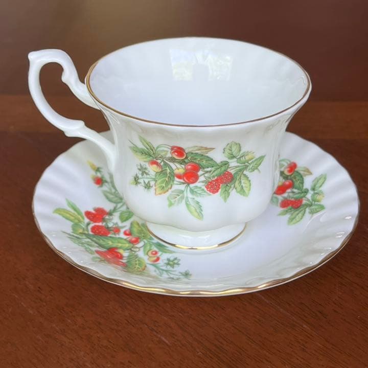 【英国ビンテージ】ロイヤルアルバート★Red Berry★C/S