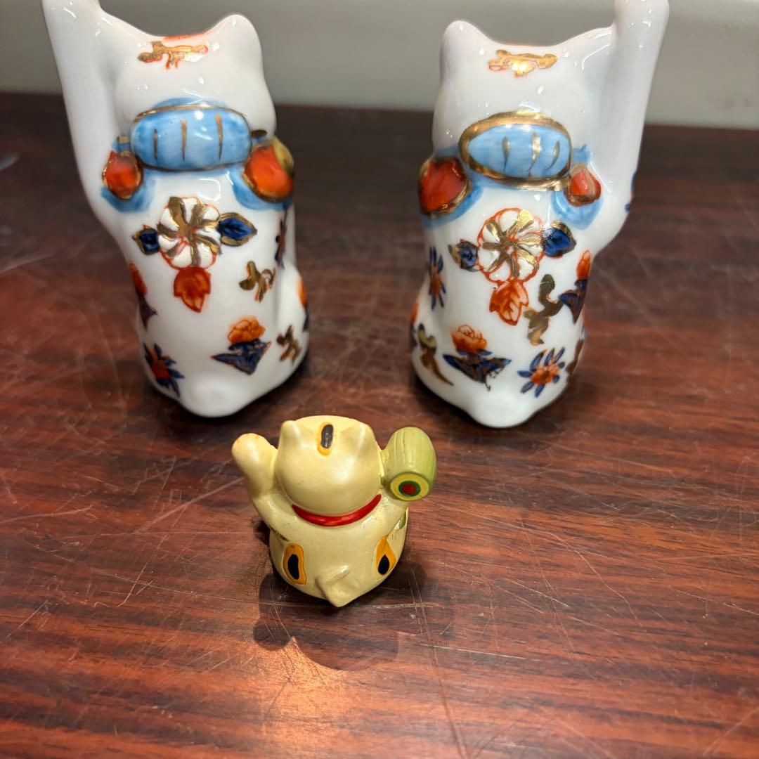 ＡＴー２０２ とても珍しい頭より手の高い招き猫 陶器製 花柄装飾 3体セット