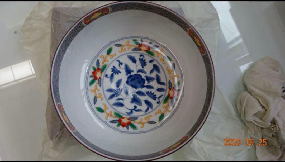 美しいデザインの陶器製ボウル