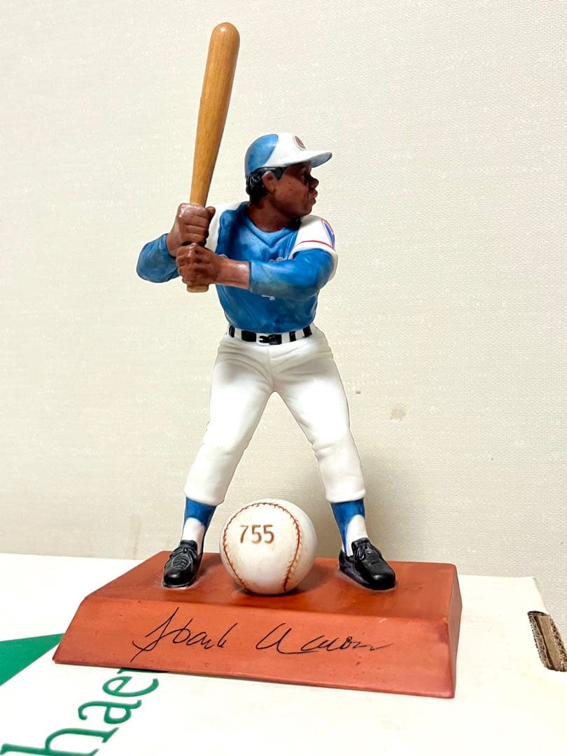 ハンクアーロンのホームラン755号記念フィギュア(陶器)