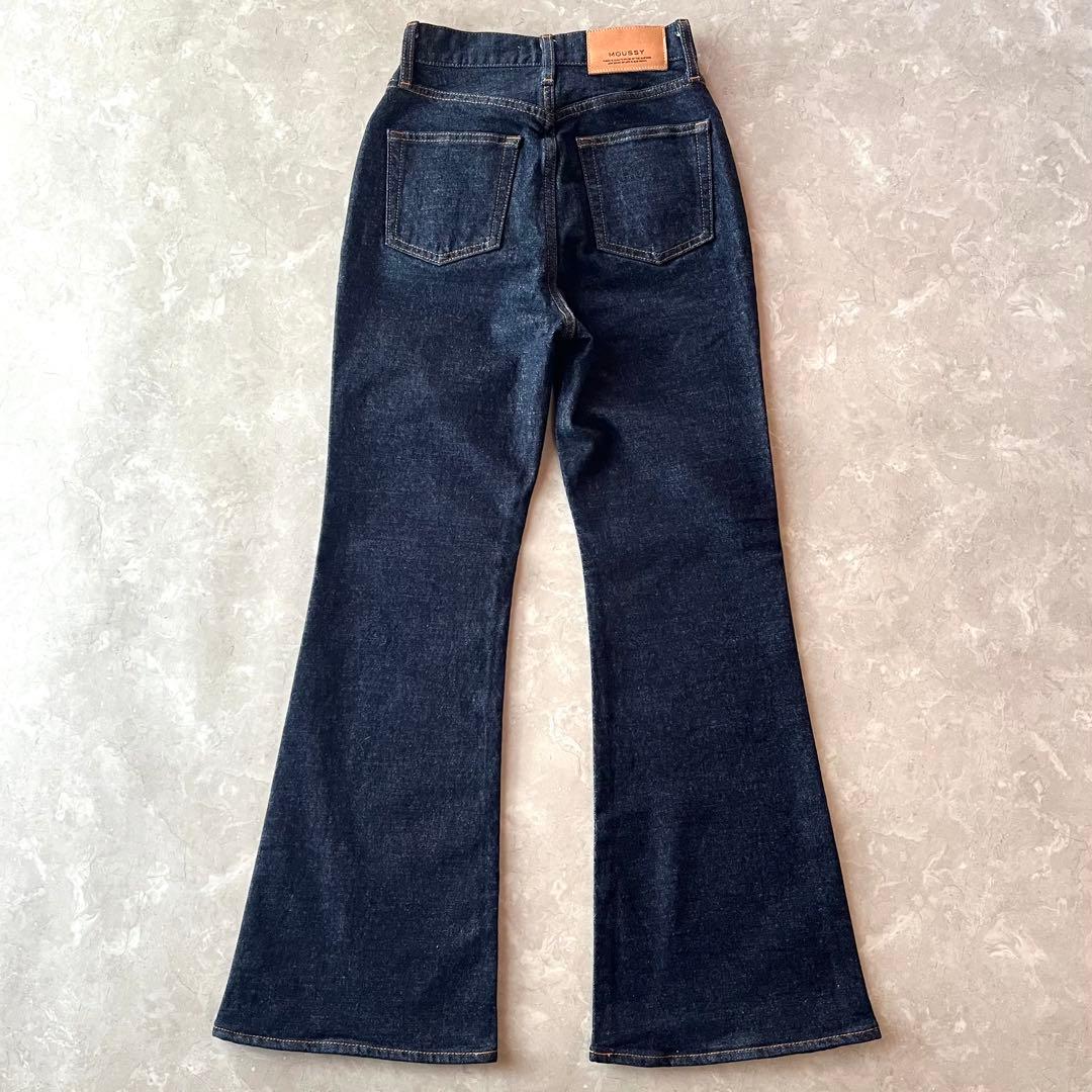 未使用級☆マウジー MVS フレアデニム W24 濃紺 ストレッチ ブーツカット