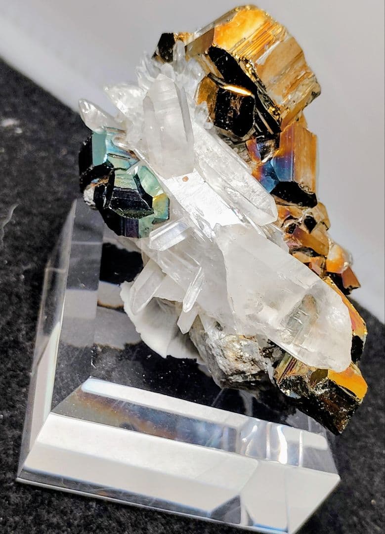 皇*ン様 【126g】カラーパイライト 水晶クラスター 共生 台座付 インドネシ