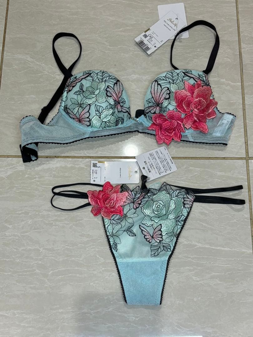 最終値下げサルート　83シリTU ブラジャー　Tバック　セット新品未使用
